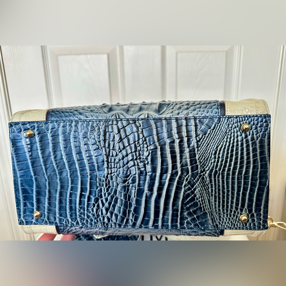🐊💙 Rare Brahmin Caroline Aquarius Lattice Melbourne and Checkbook Wallet Set 💙🐊 - Picture 5 of 7
